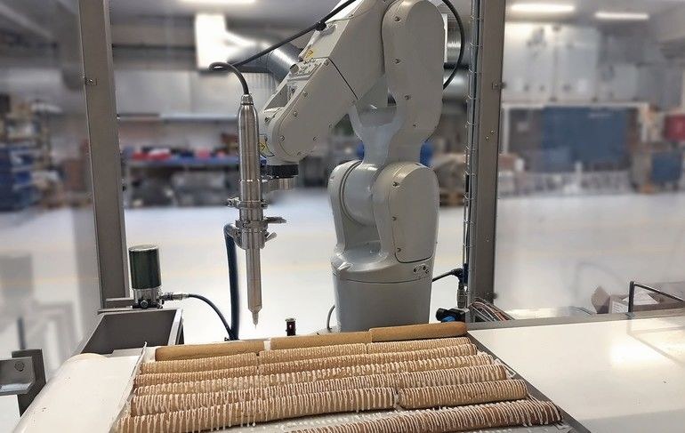 Backwaren automatisiert mit Zuckerguss dekorieren