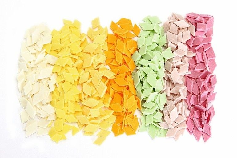 Bunte Schokostückchen bringen Farbe auf den Teller