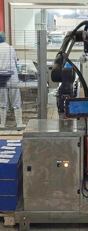 Cobot stapelt Fetakäsekartons