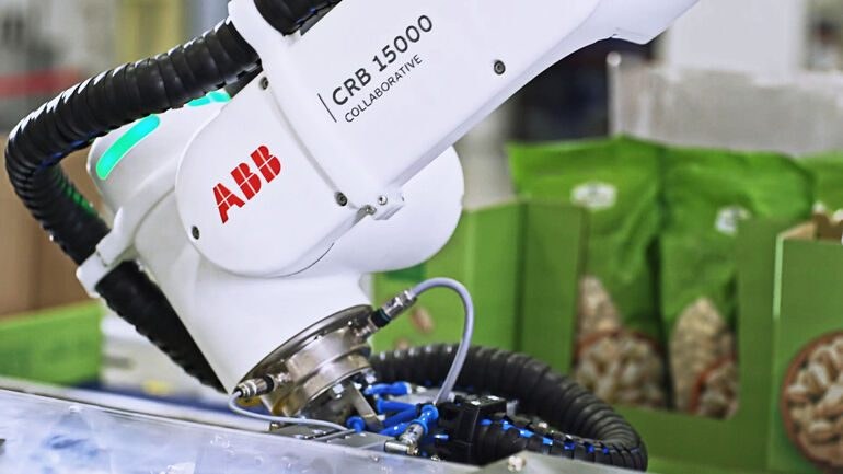 Cobot verpackt Beutel mit Cashews