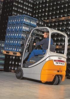 Elektrostapler mit seitlichem Batteriewechsel