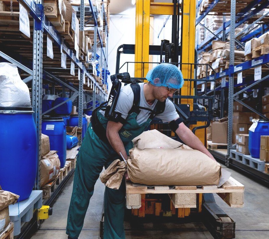 Gewürzmühle Brecht setzt auf Exoskelette
