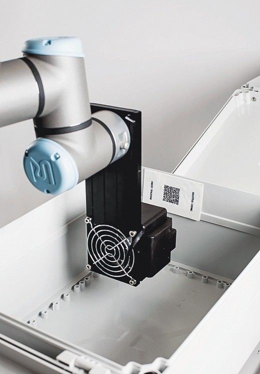 Kollaborativer Roboter etikettiert
